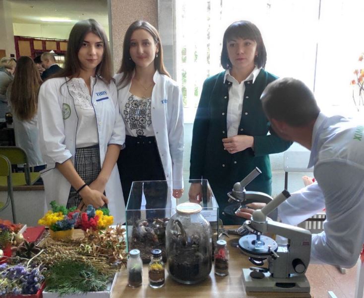 Студенти показують цікаві досліди